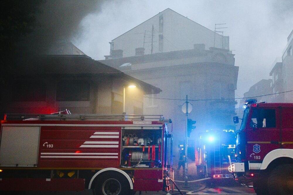 VATROGASNE EKIPE SE BORE SA VATROM! U Malom Mokrom Lugu izbio požar na samo 50 metara od benzinske pumpe!