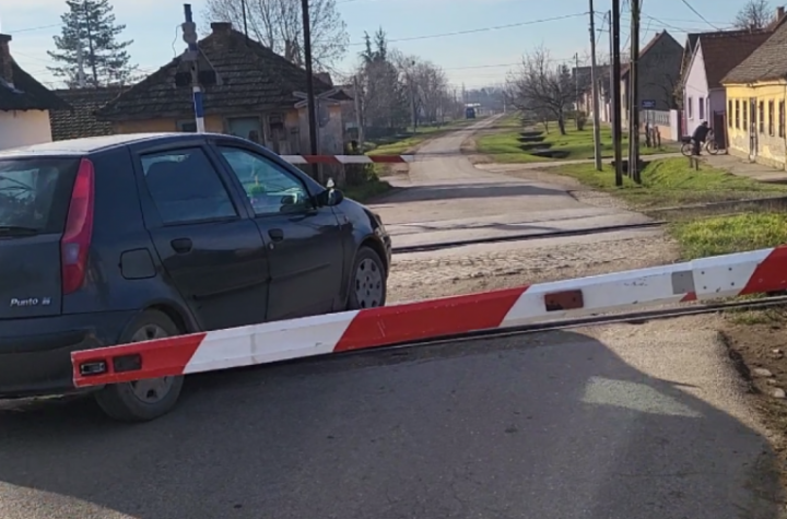 VOZAČI I DALJE PROLAZE ISPOD SPUŠTENIH RAMPI! Ni znak STOP ih ne zaustavlja, podaci alarmantni!