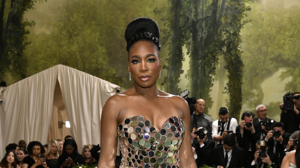 Venus Vilijams se udala u najkraćoj mogućoj suknji: Teniserka izgovorila da 9 godina mlađem glumcu u neverovatnim kreacijama