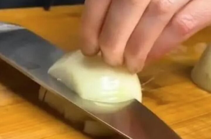 Zlata vredan trik za dinstanje luka bez mirisa: Dobićete savršenu gustinu bez ijedne kašike zaprške