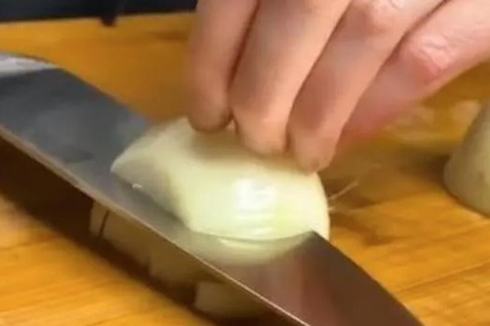 Zlata vredan trik za dinstanje luka bez mirisa: Dobićete savršenu gustinu bez ijedne kašike zaprške