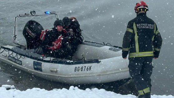 'BEZBEDNOST NEMA VREMENSKA USLOVE' Policija i vatrogasci-spasioci na terenu - pomažu građanima i uklanjaju sneg uprkos lošem vremenu (FOTO)