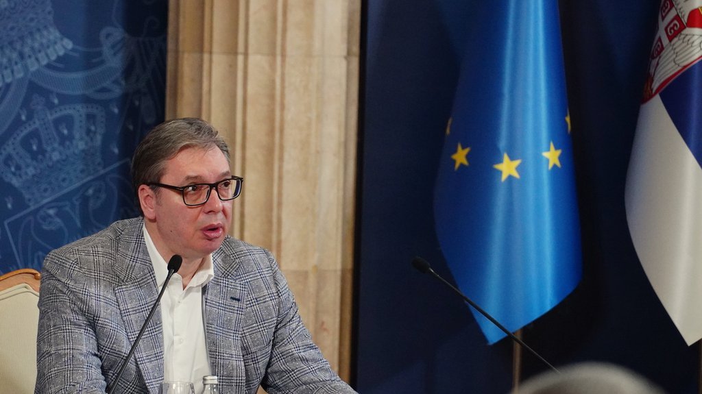 'JE L' IMATE ADRESU OVE ŽENE?' Predsednik Vučić uživo na TikToku komentarisao snimak koji je postao HIT NA MREŽAMA