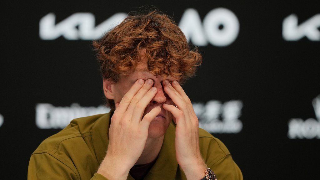 'PUNO ME BOLI' Siner na ivici SUZA nakon poraza od Novaka Đokovića u polufinalu Australijan opena