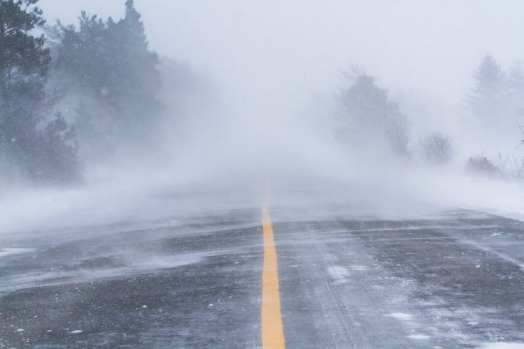 ALARM NA PUTEVIMA: Srbija pod naletom snega i kiše! Putari u stanju pune pripravnosti, vozači, OPREZ! Ne krećite nigde bez jedne stvari!