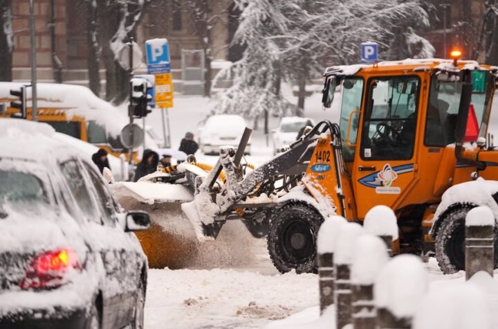 BEOGRAD PUT ZAVRŠAVA ČIŠĆENJE ULICA 1. PRIORITETA, PRELAZI NA DRUGE: Sneg ne popušta, industrijska i kalijumova so u borbi sa minusom