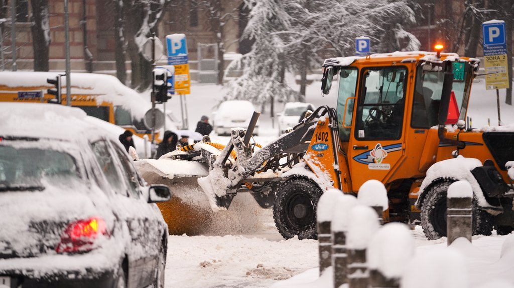 BEOGRAD PUT ZAVRŠAVA ČIŠĆENJE ULICA 1. PRIORITETA, PRELAZI NA DRUGE: Sneg ne popušta, industrijska i kalijumova so u borbi sa minusom