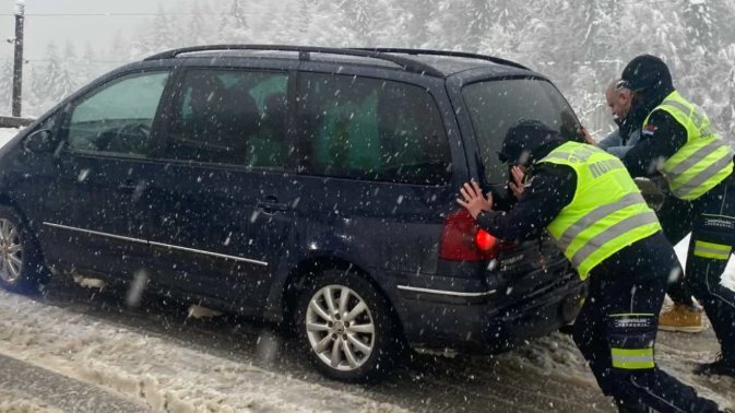 BEZ IZUZETAKA! Policija i vatrogasci uz građane: Na terenu širom Srbije, gde god da je potrebno