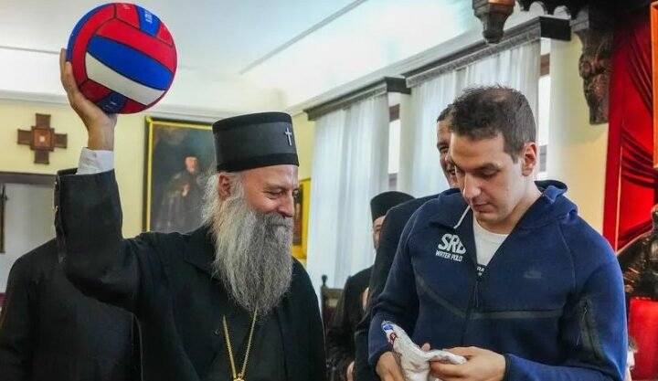 BLAGOSLOV ZA ŠAMPIONE: Patrijarh Porfirije ugostio zlatne vaterpoliste – kapiten uručio posebne poklone! (FOTO)