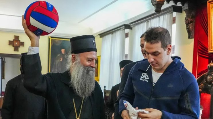 BLAGOSLOV ZA ŠAMPIONE: Patrijarh Porfirije ugostio zlatne vaterpoliste – kapiten uručio posebne poklone! (FOTO)