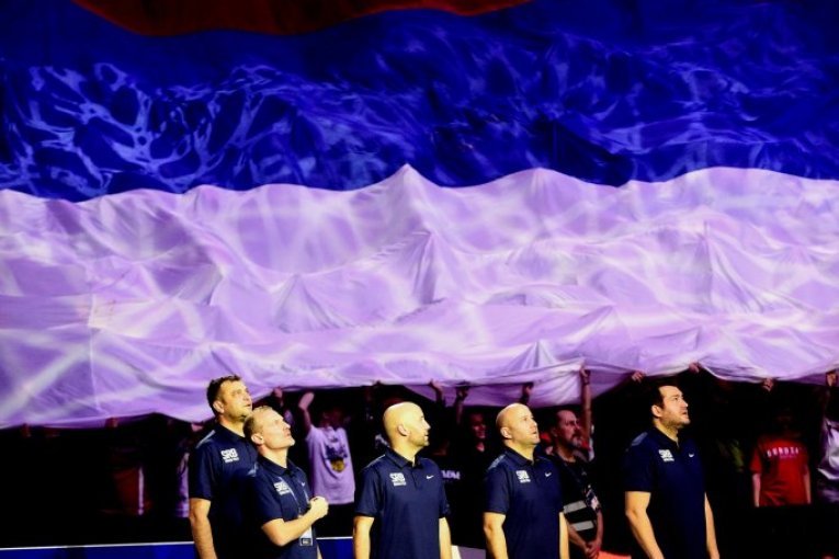 BRAVO SRPSKI SINOVI, OVAKO SE VOLI SRBIJA! Ceca pozdravila ZLATNE MOMKE – NAŠI DELFINI ŠAMPIONI EVROPE, estrada puca od ponosa!