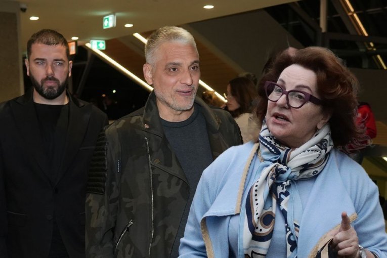 CIMER ČEDE JOVANOVIĆA BESAN KAO RIS ZBOG BLOKADERSKOG NASILJA NAD ANOM BEKUTOM: Aca Kos obelodanio fotografiju pevačice, pa zakucao izlaganjem!