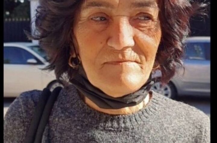 CRNA OBJAVA OSVANULA NA PROFILU MINE KOSTIĆ! Pevačica slomljena od tuge, fanovi je teše!