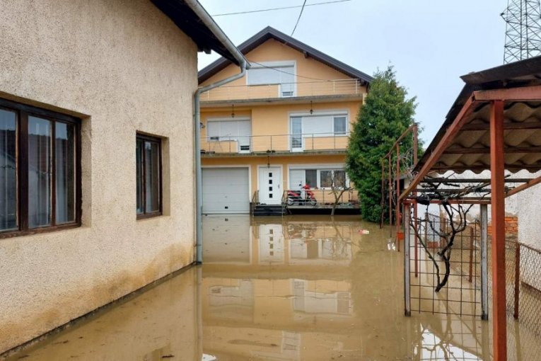DRAMA NA DRINI, VATROGASCI SPASAVALI LJUDE IZ VODENE STIHIJE: Devet osoba bilo zarobljeno u Davidovićima, Srbija pod CRVENIM ALARMOM zbog ledene kiše!