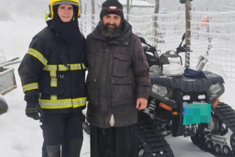 DRAMATIČNO SPASAVANJE NA DUBAŠNICI: Isposnik Radiša ostao zavejan u planini, vatrogasci gusenicarima probijali smetove da bi mu dostavili lekove i hranu! (FOTO)