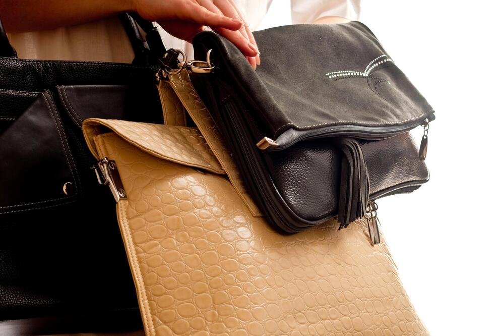 Devojka je kupila polovnu torbicu u second handu: U zlatari su joj odmaj dali 1.000 evra za pronađen predmet!