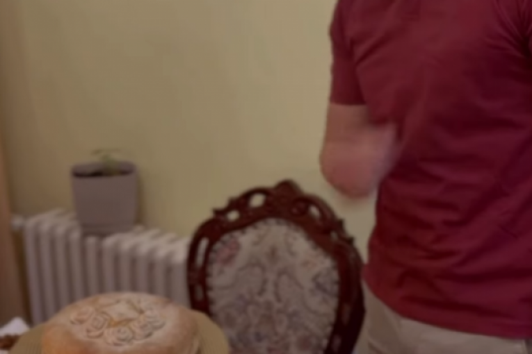 EVO KAKO SE DOČEKUJE BOŽIĆ U AMERICI! Stanija Dobrojević PRELOMILA ČESNICU, trpeza prepuna slasnih đakonija! (GALERIJA)