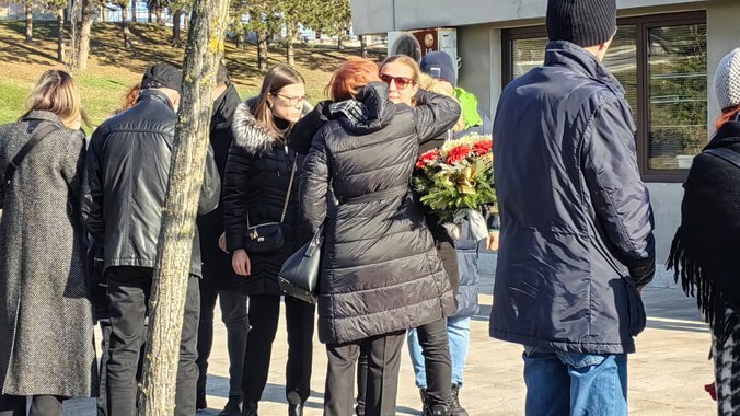 GOSPODSKI GEST ENGLESKOG GIGANTA: Na groblje Lešće stigao venac od MANČESTER JUNAJTEDA! Ovako su ispoštovali svog kapitena i njegovog brata (FOTO)