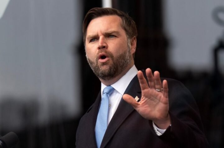 HAOS U AMERICI NAKON JOŠ JEDNOG UBISTVA! Vens tvrdi da se agenti ICE suočavaju sa PRETNJAMA, UVREDAMA I NAPADIMA!