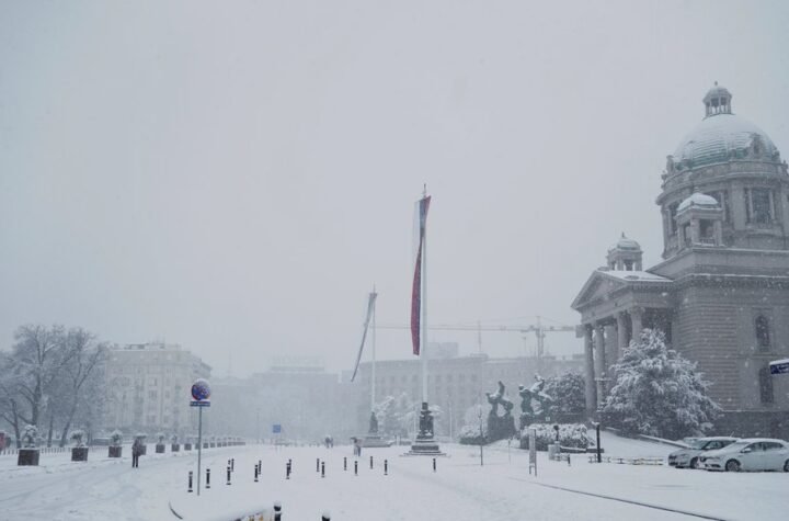 KAKAV BLAM! Blokaderi pozvali na grudvanje ispred Skupštine - evo koliko ih se skupilo