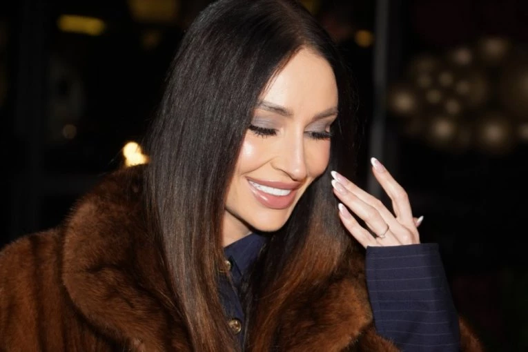 KATARINI ŽIVKOVIĆ SESTRA ZABILA NOŽ U SRCE! Najpotresnija ispovest pevačice CEPA DUŠU NA KOMADE!