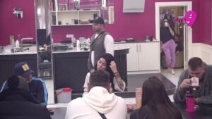 LETI PERJE NA SVE STRANE! Milan Stojičković pokazao NETRPELJIVOST prema Urošu, poručio mu da je OLOŠ! (HAOS)