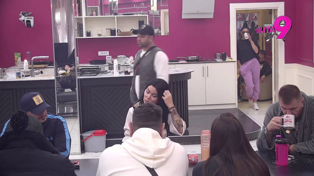 LETI PERJE NA SVE STRANE! Milan Stojičković pokazao NETRPELJIVOST prema Urošu, poručio mu da je OLOŠ! (HAOS)