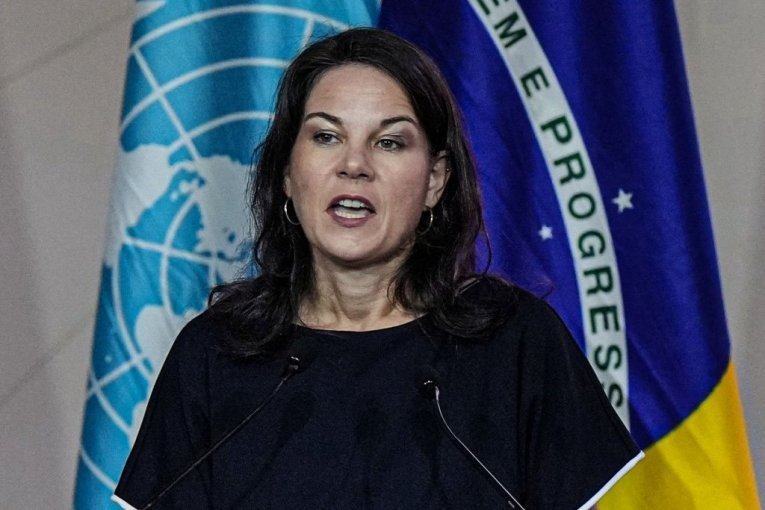 LICEMERJE BEZ GRANICA I AMNEZIJA ANALENE BERBOK: Zeleni udarili na Trampa zbog Venecuele, a zaboravili kako su 1999. brutalno pogazili međunarodno pravo na KOSOVU!