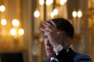 MAKRONOV IZGLED ZABRINUO SVE ODREDA! Moćnik POKUŠAO DA SAKRIJE JEZIV DETALJ NA LICU, odmah se oglasio LEKAR (FOTO)