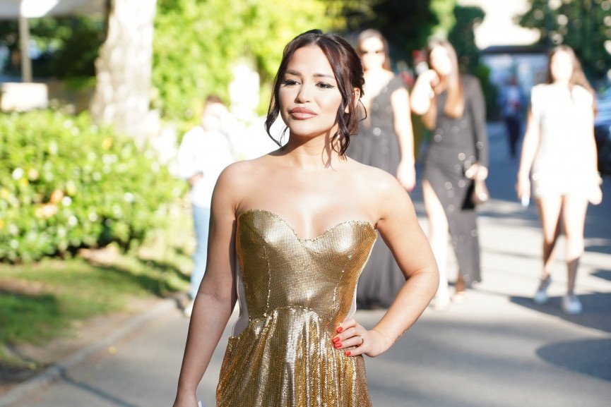 MLADENOVIĆKA ZA VEČERU PILA RAKIJU: Majka joj uvela hitnu zabranu!