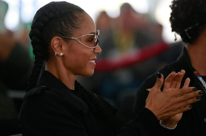 MUŽ SAMO KLIMAO GLAVOM! Žena moćnika imala ORGIJE, šetala LJUBAVNIKA, bila zavisna od FILMOVA ZA ODRASLE - BLAM!