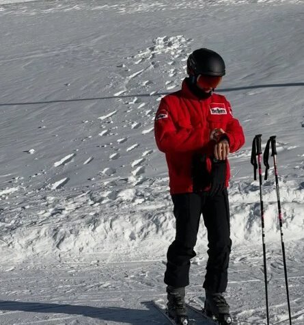 Morbidno! Vozač Formule 1 se obukao kao Šumaher, na njegov rođendan pozirao na mestu gde je umalo poginuo