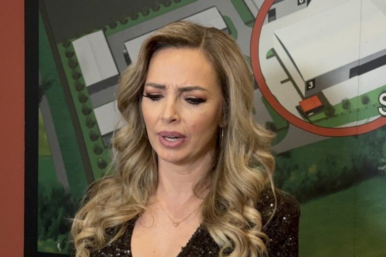 NAŠU PEVAČICU NAPALI NA NASTUPU! Skandal izbio tad!