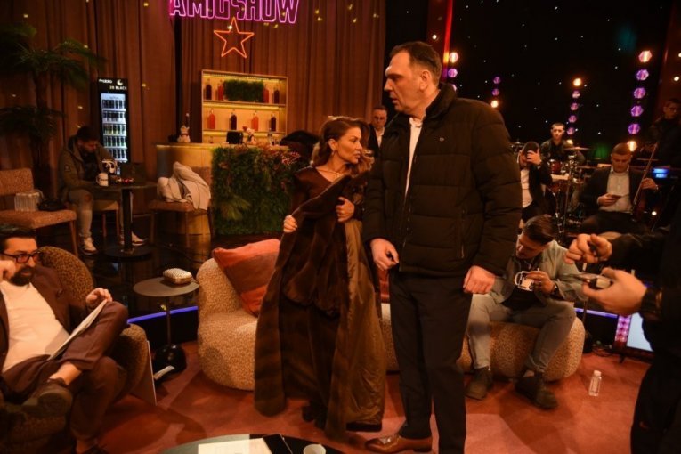 NATAŠA BEKVALAC SPAKOVALA SVE I NAPUSTILA SRBIJU! U jeku skandala sa Kasperom pevačica povukla ŠOK-POTEZ!