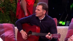 NIKO NIJE ZNAO DA SINIŠA MALI IMA I OVAJ TALENAT! Ministar finansija i Ognjen Amidžić uzeli gitare u ruke, pa izveli POZNATU NUMERU