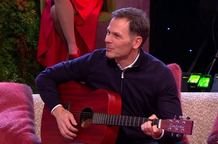 NIKO NIJE ZNAO DA SINIŠA MALI IMA I OVAJ TALENAT! Ministar finansija i Ognjen Amidžić uzeli gitare u ruke, pa izveli POZNATU NUMERU