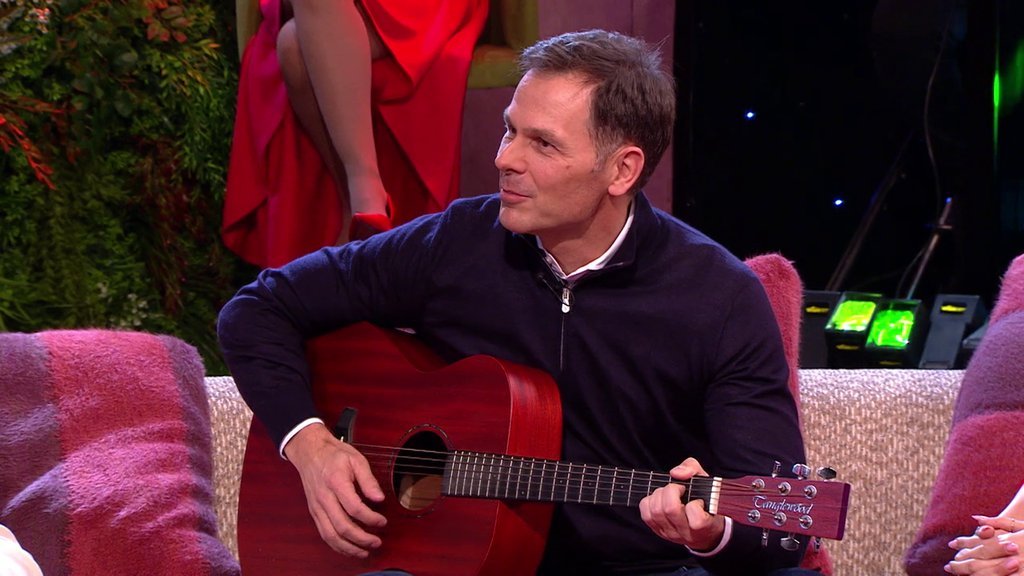 NIKO NIJE ZNAO DA SINIŠA MALI IMA I OVAJ TALENAT! Ministar finansija i Ognjen Amidžić uzeli gitare u ruke, pa izveli POZNATU NUMERU