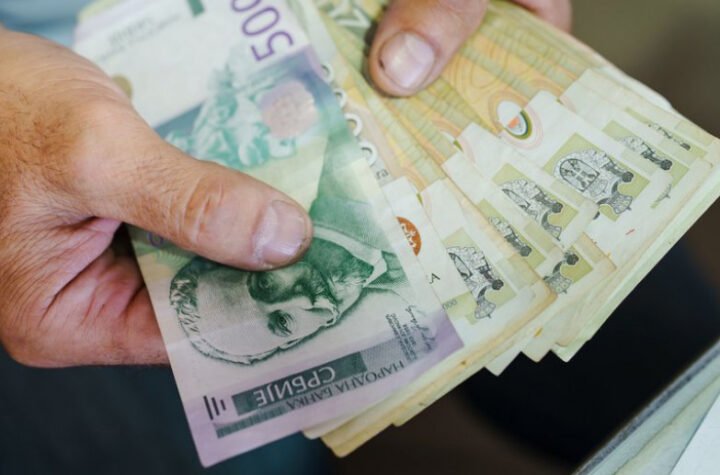 ONI U SRBIJI PRIMAJU NAJVIŠE PLATE! Zbacili s prvog mesta programere! ZARADA IM EVROPSKA!