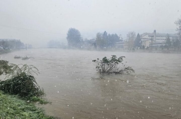 OPSADNO STANJE U PRIJEPOLJU! Nabujali Lim preti da se izlije: Vodostaj reke u porastu zbog obilnih padavina u Crnoj Gori, situacija se prati iz minuta u minut