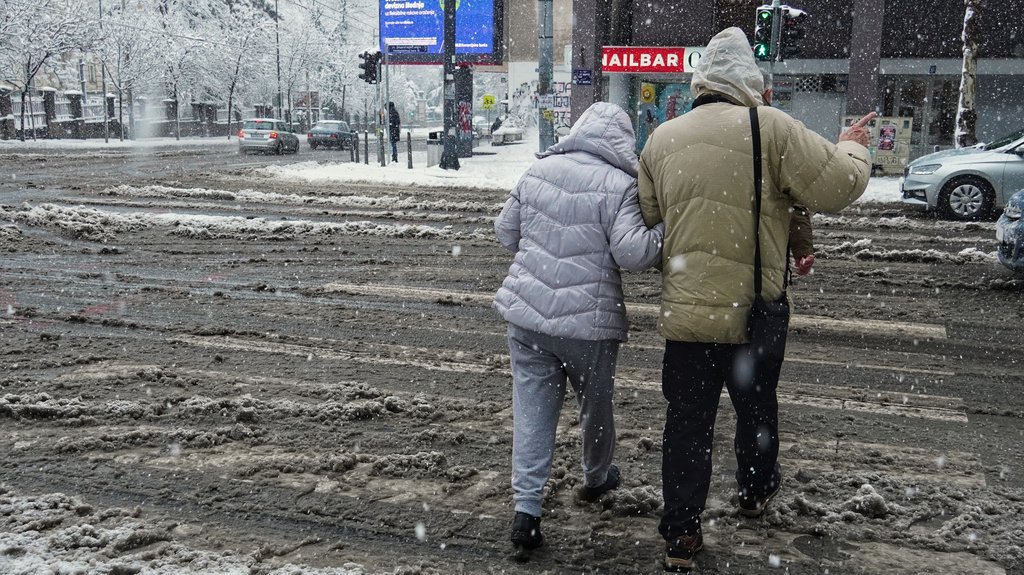 POČELA LEDENA KIŠA NA OMILJENOJ PLANINI SRBA: Ako putujete ka Zlatiboru, budite na oprezu - OPASNO JE!