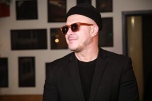 POKLON I ZA NAJMLAĐE FANOVE! Tropiko bend obradovao mališane u okviru manifestacije "Ulica otvorenog srca"