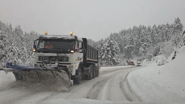 PONOVO MEĆAVA NA ZLATIBORU, TEMPERATURA U MINUSU: Zabrana za šlepere i dalje traje, putarima posao otežava vetar (FOTO)