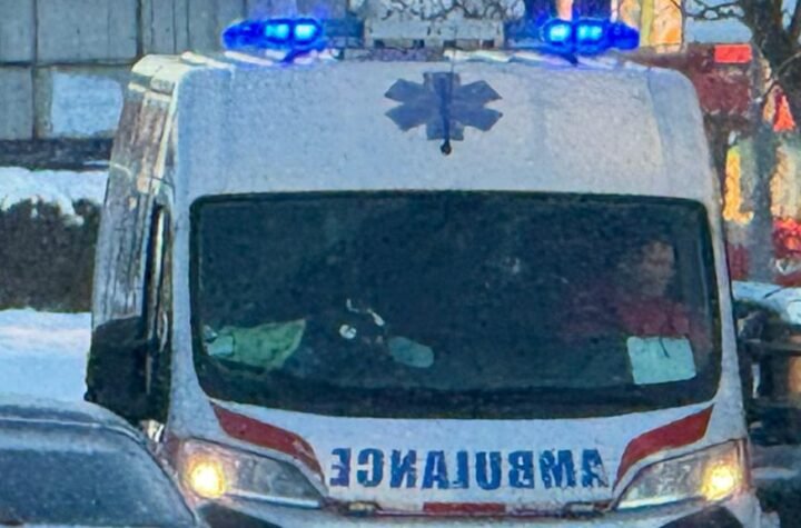 POVREĐEN U SUDARU! Hitna pomoć intervenisala uglavnom zbog padova i lomova na ledu