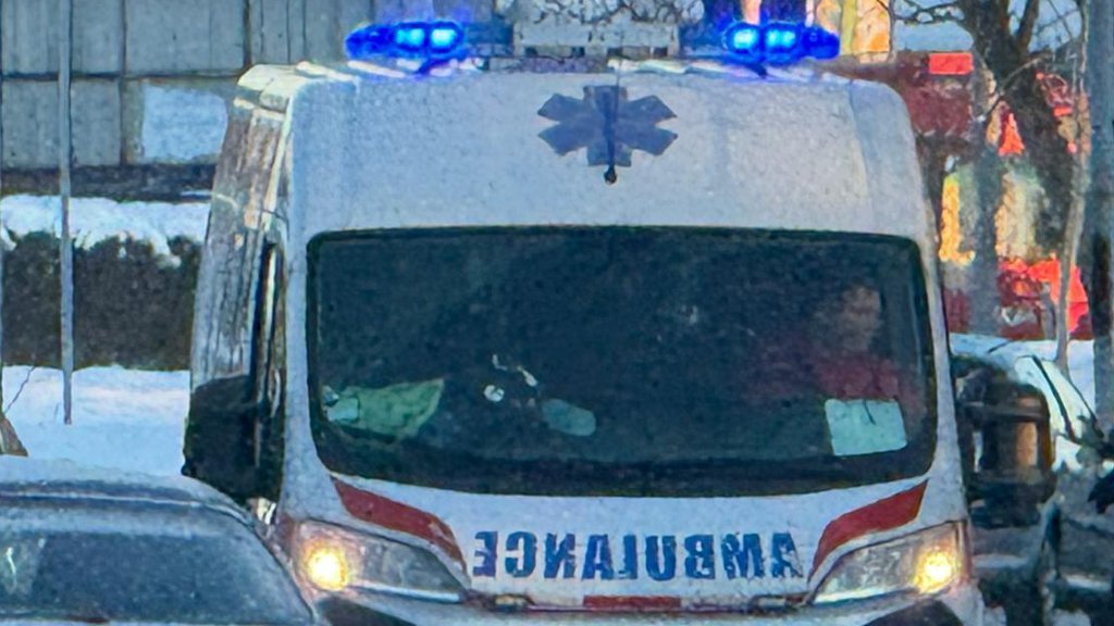 POVREĐEN U SUDARU! Hitna pomoć intervenisala uglavnom zbog padova i lomova na ledu