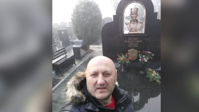 PREPOZNAJETE LI GA? Poznati fudbaler viđen na Arkanovom pomenu: Hteo da digne Marakanu u vazduh, nije imao pare za paštetu... (FOTO)