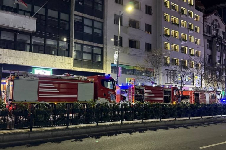 PRVE SLIKE SA MESTA STRAVIČNOG POŽARA NA TERAZIJAMA! Ima povređenih, bukti vatra u stanu na 4. spratu! (FOTO)