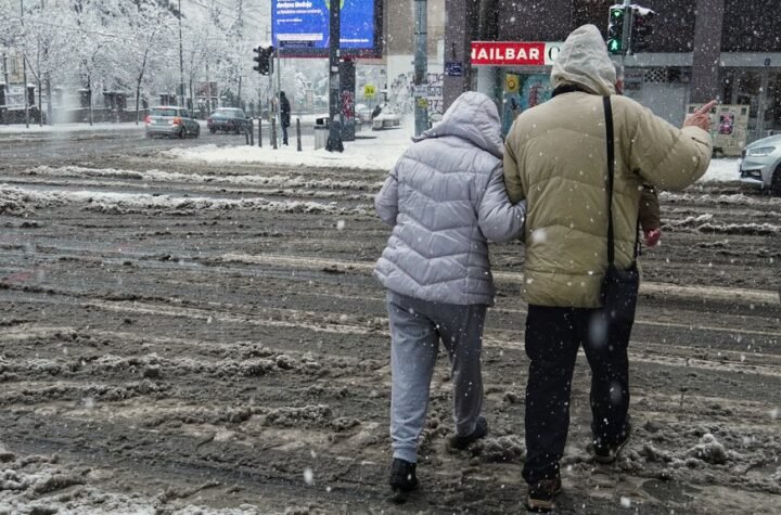 Posle snega i bljuzgavice stižu ledena kiša i poledica: Jedan savet čuva glavu! Ovo nikako ne radite!