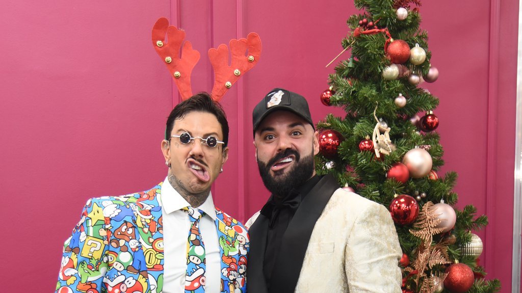 RAME UZ RAME! Podelili devojku, pa što ne bi kadar?! Đukić i Luka bez problema stali pred objektiv, bez grama sujeta! (FOTO)