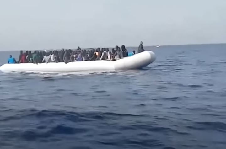 SAMO JEDAN PREŽIVEO! Kod Tunisa potonuo čamac sa migrantima, strahuje se da je stradalo 50 ljudi! SPASENI PROVEO 24 SATA U OTVORENOM MORU!