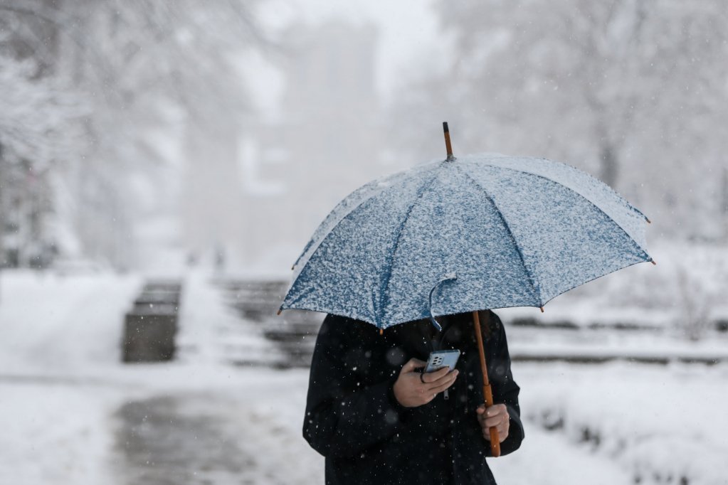 SNEG ĆE VEČERAS DA OKUJE SRBIJU! Evo gde je već zavejano, a gde pljušti kiša - temperatura u MINUSU!